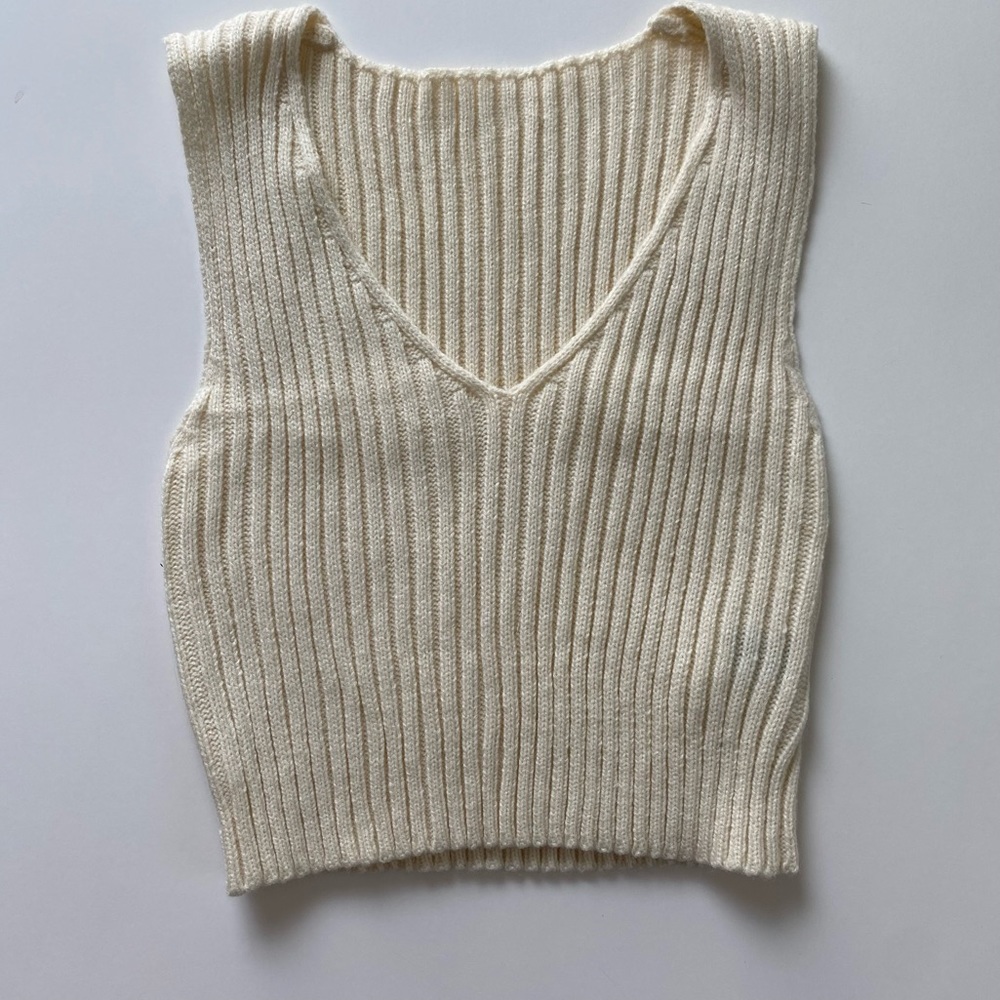 JORESS, SMALL, CREAM COLOR TOP, SLEEVELESS, SOFT MATERIAL
